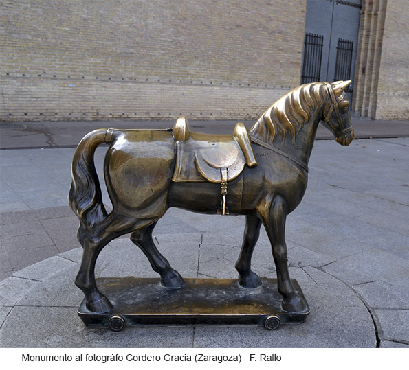 Monumento al fotórafo Cordero Gracia, Zaragoza,escultura pública de F. Rallo