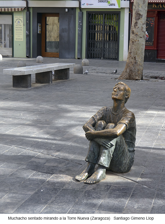 Muchacho sentado mirando a la Torre Nueva, Zaragoza, escultura pública de Santiago Gimeno Llop